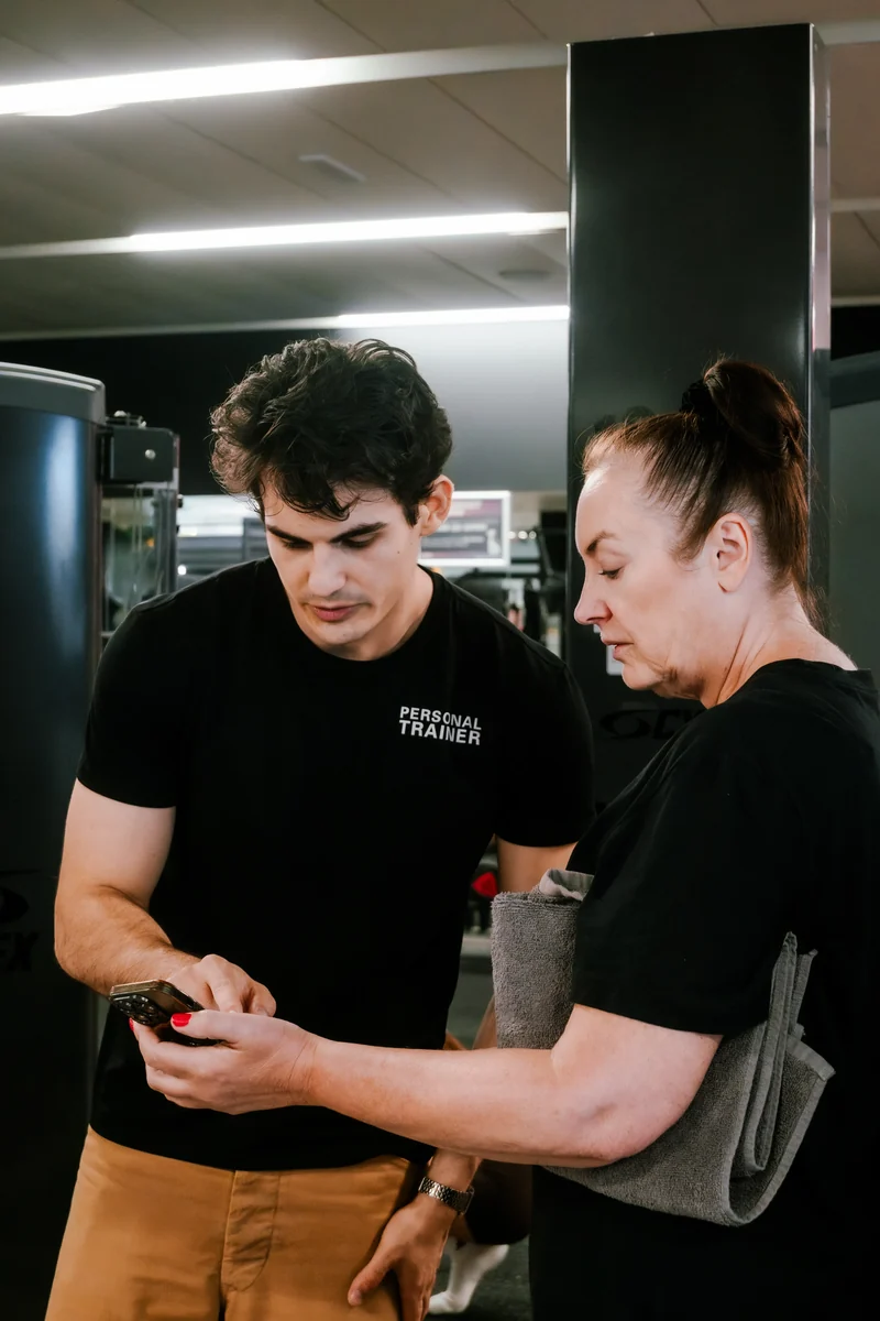 Igor présente l&rsquo;app SOLO à une cliente