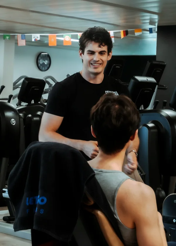 Igor explique un exercice sur machine à Julien
