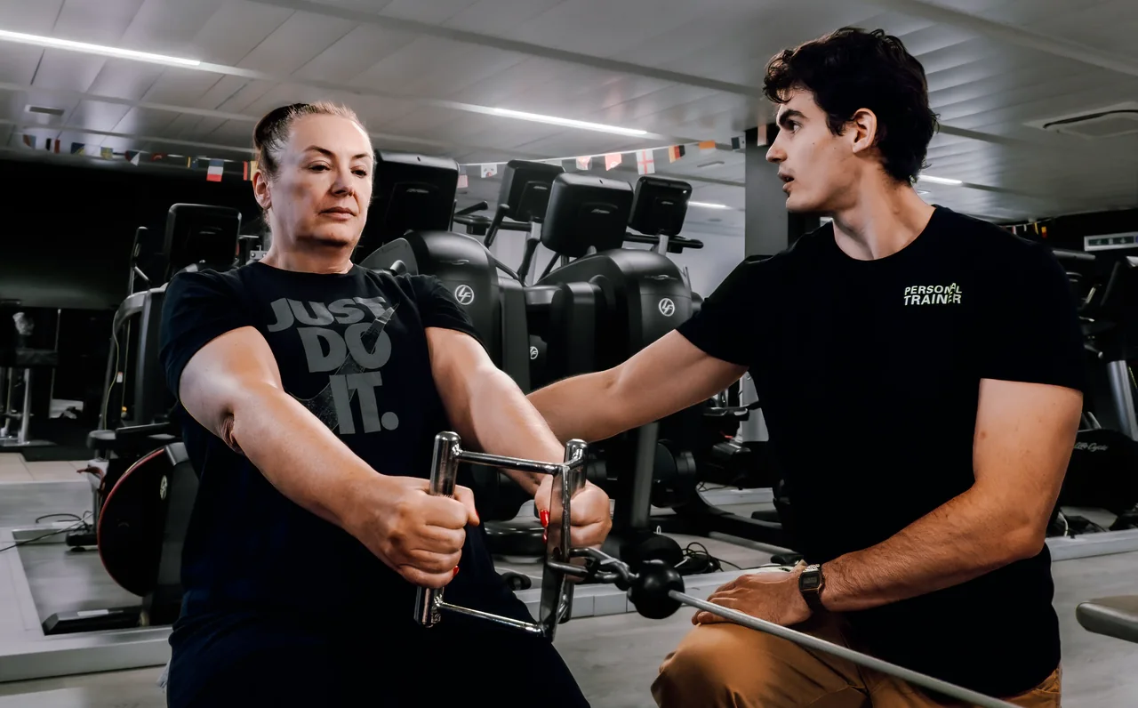 Igor accompagne une cliente sur un exercice de tirage pendant une séance