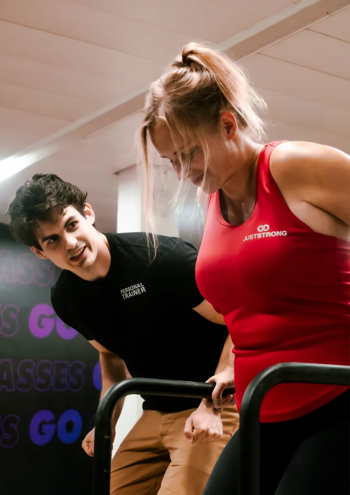 Igor encourage une cliente pendant des dips